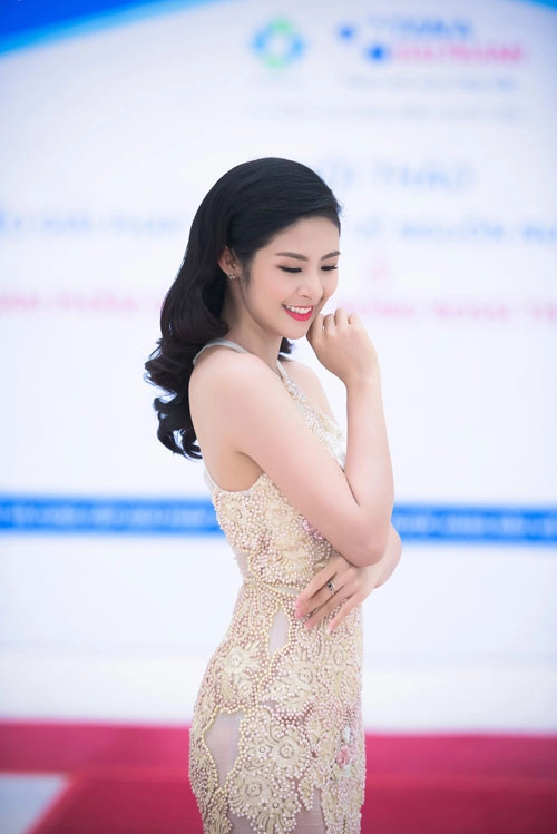 Hh ngọc hân khoe da trắng nõn đường cong gợi cảm - 5