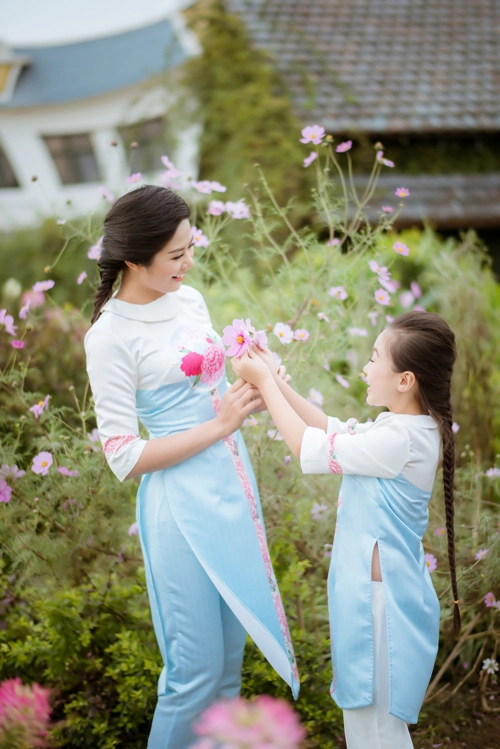 Hoa hậu ngọc hân diện áo dài đôi cùng con gái nuôi - 5