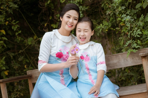 Hoa hậu ngọc hân diện áo dài đôi cùng con gái nuôi - 10