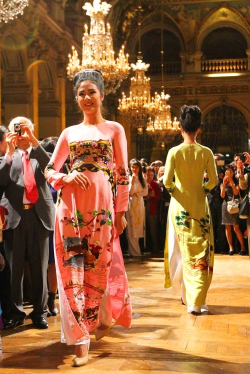 Hoa hậu ngọc hân nổi bật tại tòa thị chính paris - 7