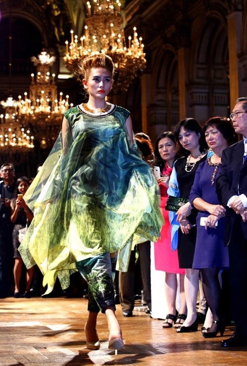 Hoa hậu ngọc hân nổi bật tại tòa thị chính paris - 10