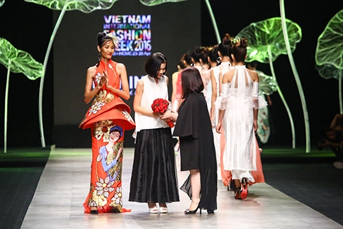 Hoàng thùy trình diễn váy dát vàng thật tại tuần thời trang quốc tế - 20