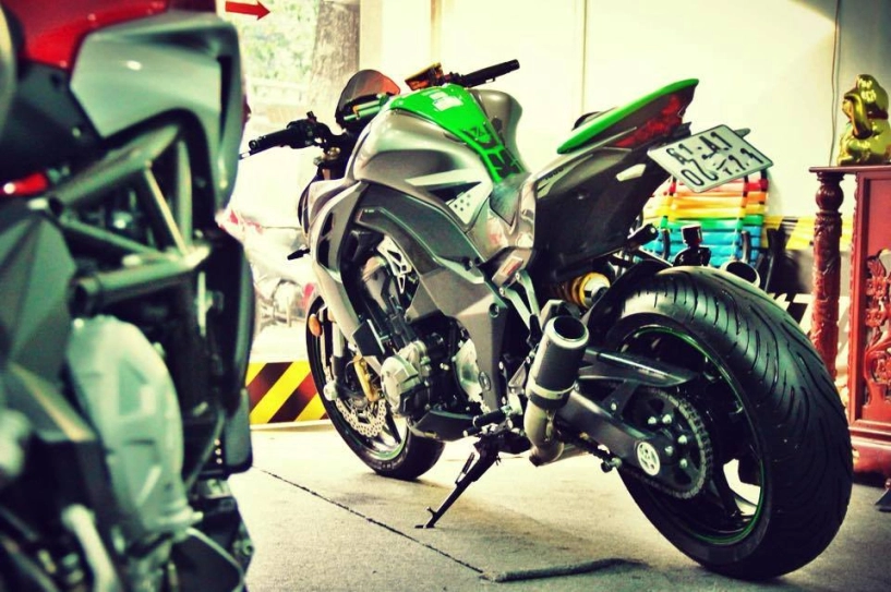 Kawasaki z1000 siêu chất với nhiều phụ tùng đồ chơi hàng hiệu tại việt nam - 4