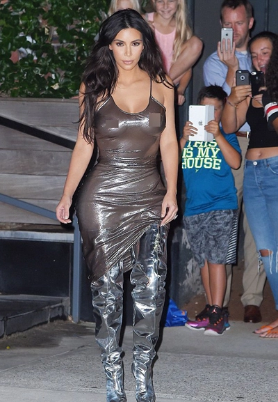  kim kardashian khoe vòng một với mốt không nội y - 1