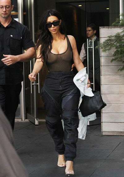  kim kardashian mặc ba lỗ xuyên thấu không nội y - 1