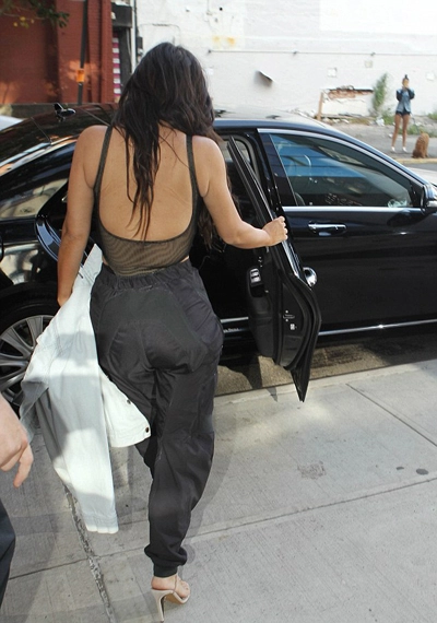  kim kardashian mặc ba lỗ xuyên thấu không nội y - 3