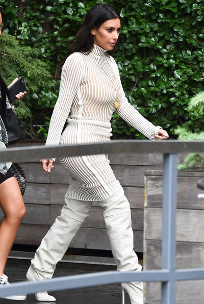  kim kardashian mặc đồ khoe nội y do chồng thiết kế - 3