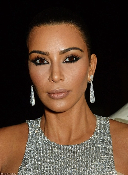Kim siêu vòng ba mặt cứng như tượng sáp vì lỗi makeup - 4