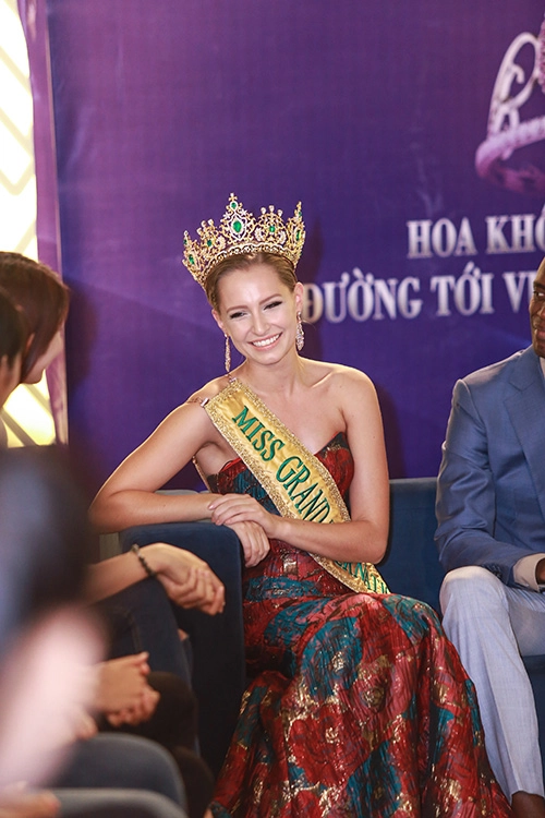 Lan khuê được chủ tịch miss grand international mời thi hoa hậu - 4