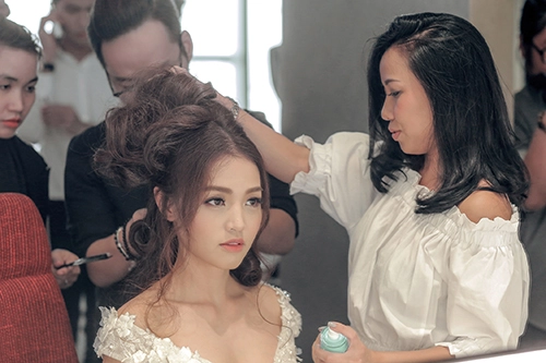 Linh phi thay hai váy cưới lộng lẫy và gợi cảm trong hôn lễ - 2