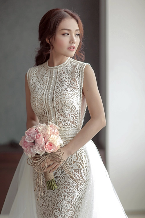 Linh phi thay hai váy cưới lộng lẫy và gợi cảm trong hôn lễ - 7