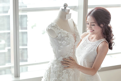 Linh phi thay hai váy cưới lộng lẫy và gợi cảm trong hôn lễ - 1