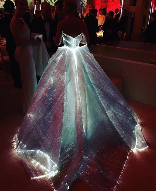 Met gala 2016 xuất hiện nàng lọ lem mặc váy phát sáng - 2
