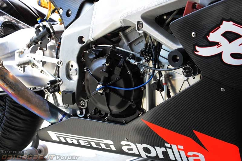 Mổ xẻ aprilia rsv4 tại sân đua wsbk - 10