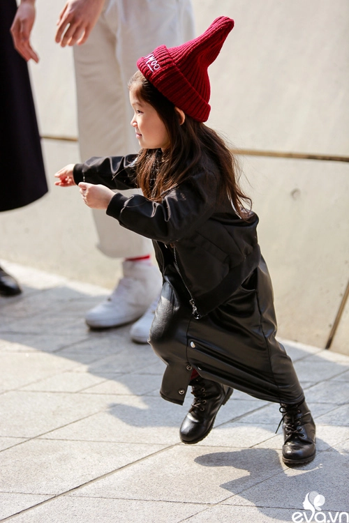 Ngắm street style của những thiên thần nhỏ tại seoul fw - 14