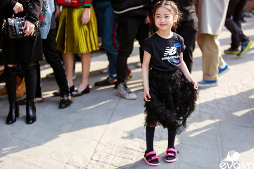 Ngắm street style của những thiên thần nhỏ tại seoul fw - 18