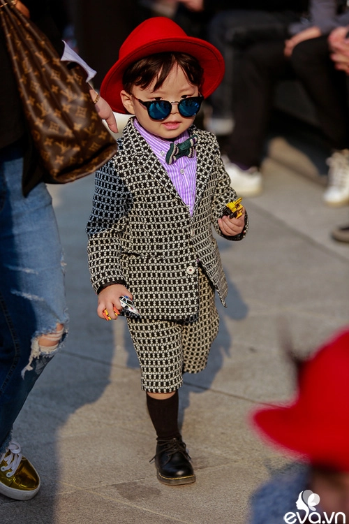 Ngắm street style của những thiên thần nhỏ tại seoul fw - 19