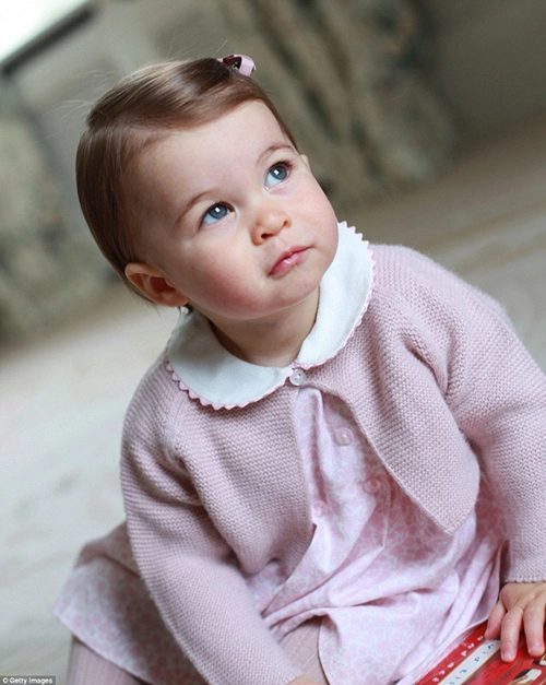 Ngắm tiểu công chúa charlotte đáng yêu khi tròn 1 tuổi - 1