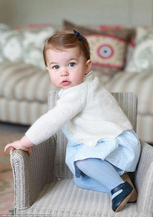 Ngắm tiểu công chúa charlotte đáng yêu khi tròn 1 tuổi - 3