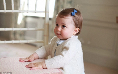 Ngắm tiểu công chúa charlotte đáng yêu khi tròn 1 tuổi - 4
