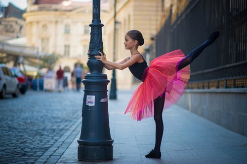 Ngắm vũ công xinh đẹp 12 tuổi hóa thiên nga đường phố - 3
