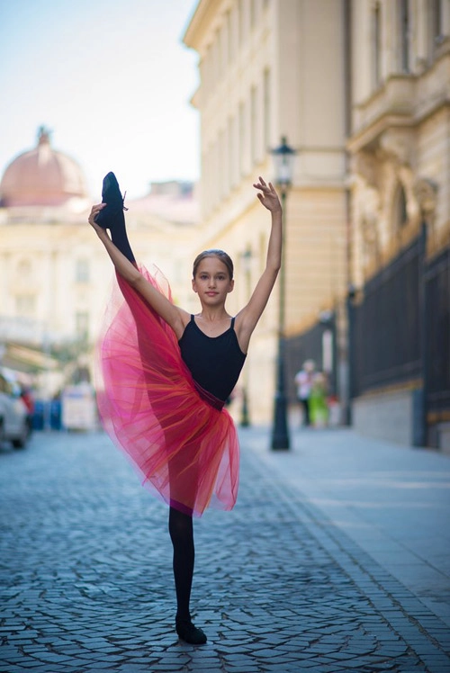 Ngắm vũ công xinh đẹp 12 tuổi hóa thiên nga đường phố - 6