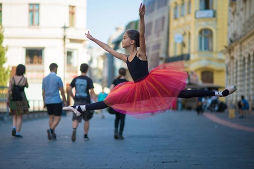 Ngắm vũ công xinh đẹp 12 tuổi hóa thiên nga đường phố - 8