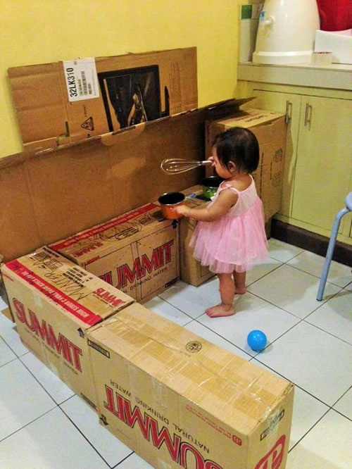 Nhà bếp từ thùng giấy cho bé đẹp ngang ngửa đồ chơi tiền triệu - 1
