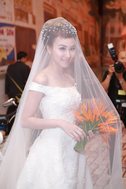 Những kiểu tóc cô dâu đẹp nhất của sao việt cưới năm 2015 - 7