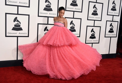 Rihanna đột nhiên phát cuồng với màu hồng - 1