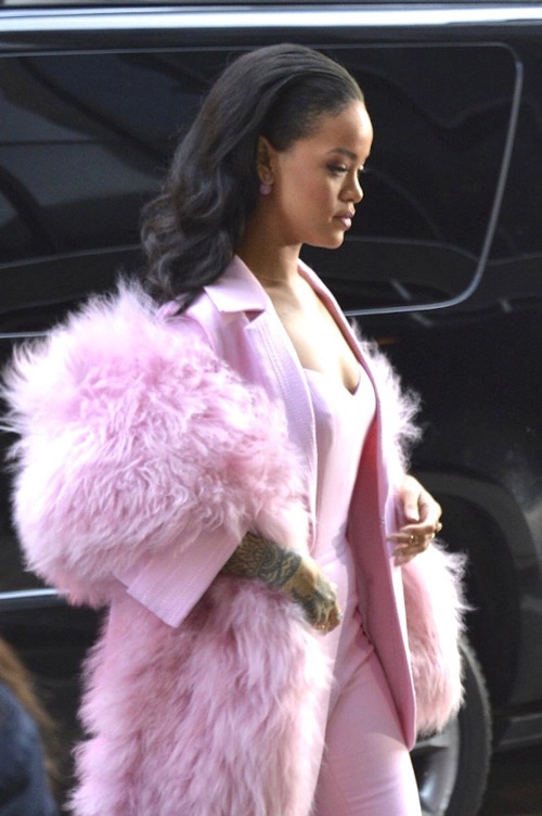 Rihanna đột nhiên phát cuồng với màu hồng - 9