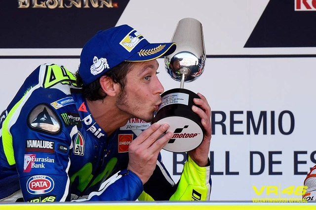 Rossi đã có chiến thắng đầu tiên trong mùa giải motogp 2016 - 1