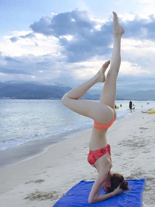 Sao tranh thủ khoe đường cong khi tập yoga trên biển - 6