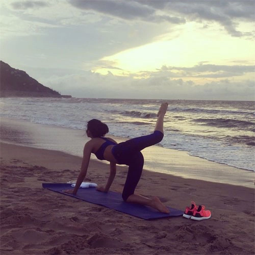 Sao tranh thủ khoe đường cong khi tập yoga trên biển - 7
