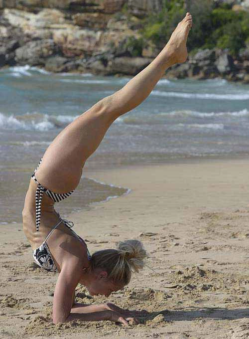 Sao tranh thủ khoe đường cong khi tập yoga trên biển - 15