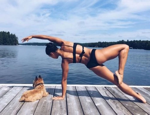 Sao tranh thủ khoe đường cong khi tập yoga trên biển - 16
