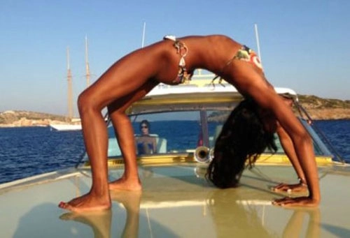 Sao tranh thủ khoe đường cong khi tập yoga trên biển - 18
