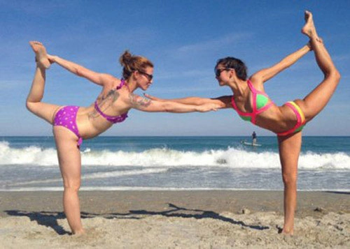 Sao tranh thủ khoe đường cong khi tập yoga trên biển - 19