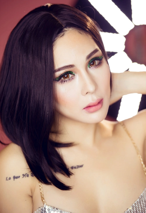 Sexy chơi tiệc đêm hè với đôi mắt nhũ lấp lánh - 5