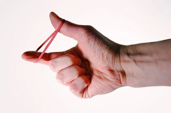 Sơn móng tay kiểu pháp kiêu chảnh chỉ với một sợi thun - 2