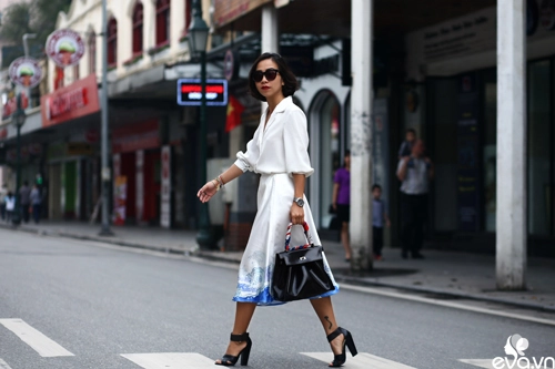 Street style tuần màu xám đang làm chị em say như điếu đổ - 9