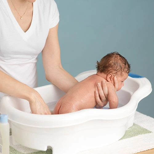Thực hư về thói quen tắm lá cho trẻ sơ sinh - 2