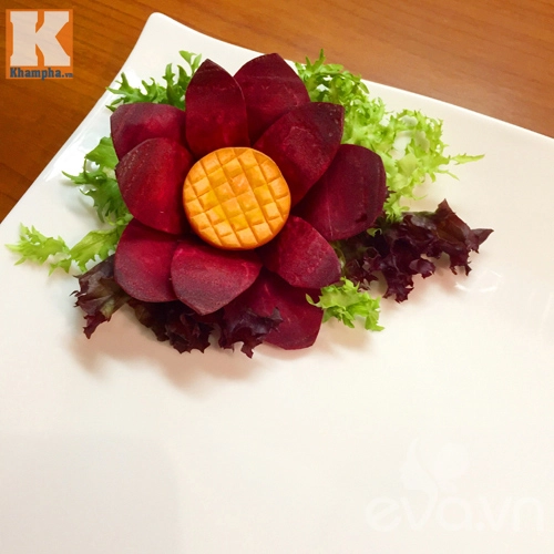 Tỉa hoa đơn giản từ củ dền trang trí đĩa ăn - 5