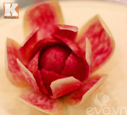 Tỉa hoa từ củ cải đỏ siêu đẹp trang trí bàn ăn - 7