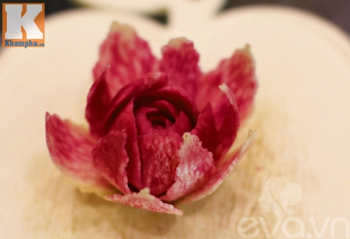 Tỉa hoa từ củ cải đỏ siêu đẹp trang trí bàn ăn - 8