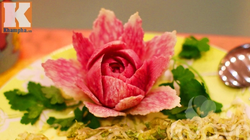Tỉa hoa từ củ cải đỏ siêu đẹp trang trí bàn ăn - 10