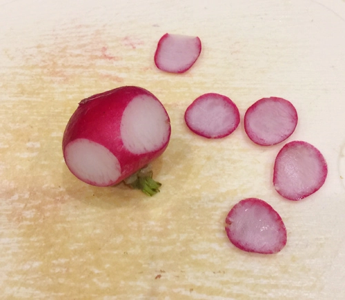 Tỉa hoa từ củ cải đỏ trang trí bàn ăn - 2