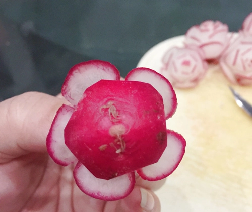 Tỉa hoa từ củ cải đỏ trang trí bàn ăn - 5