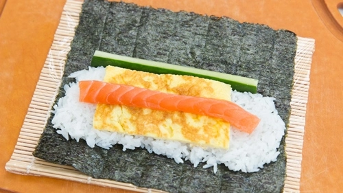 Tuyệt ngon với sushi cá hồi tự làm - 7