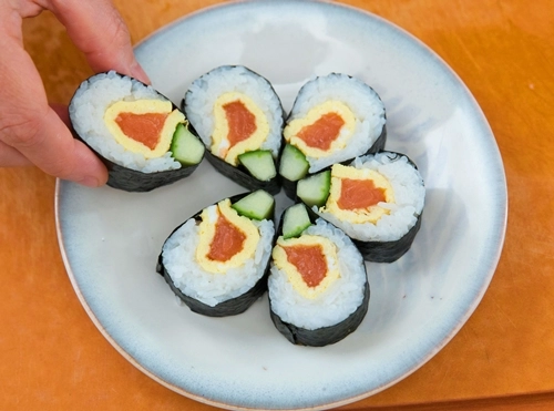 Tuyệt ngon với sushi cá hồi tự làm - 9